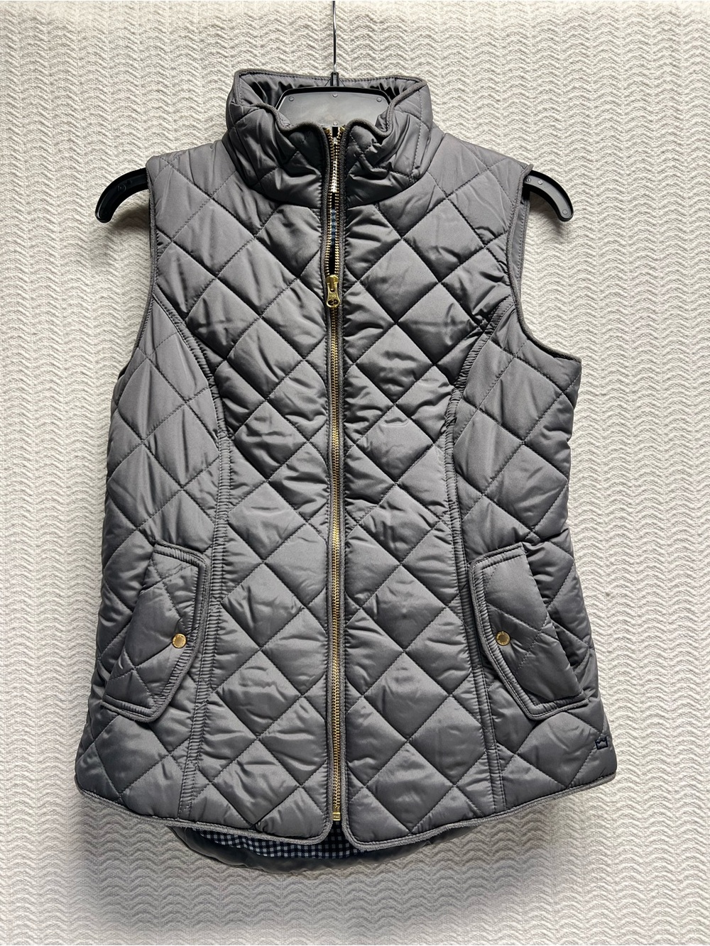 crown & ivy / quilted grey puffer vest size small